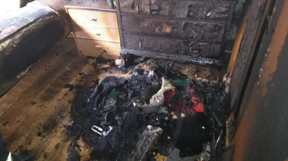 Una habitación de la casa y el pasillo quedaron en muy mal estado por el fuego