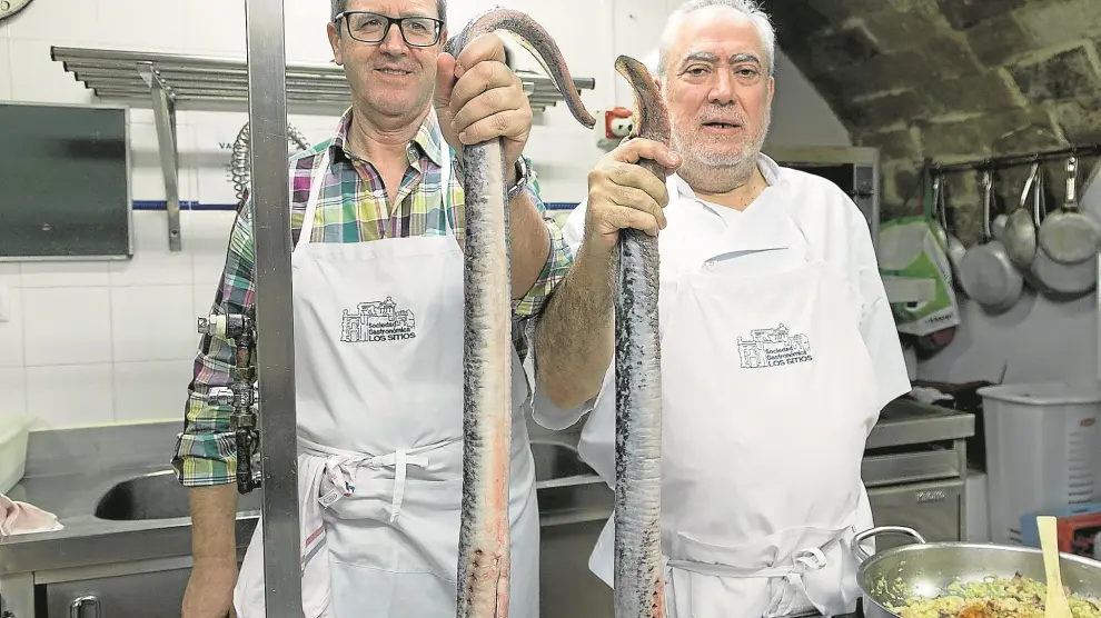 Paulino Ruiz y Pedro Roy, preparando dos lampreas en las cocinas de la Sociedad Gastronómica de Los Sitios, de Zaragoza.