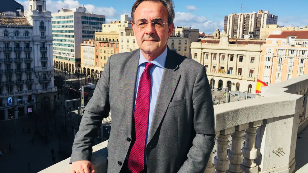 El director de Banca de Empresas en Aragón y la Rioja, Virgilio Taberner, en la sede zaragozana de CaixaBank.
