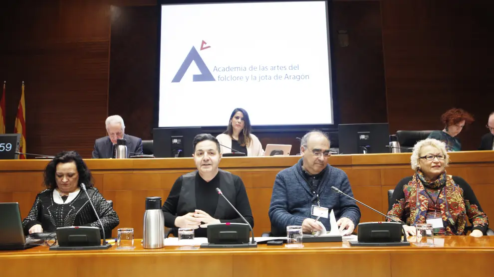 Natividad Brivián, Carmelo Artiaga, Juan Labrador y Conchita Mormeneo, ayer, durante su intervención en las Cortes.