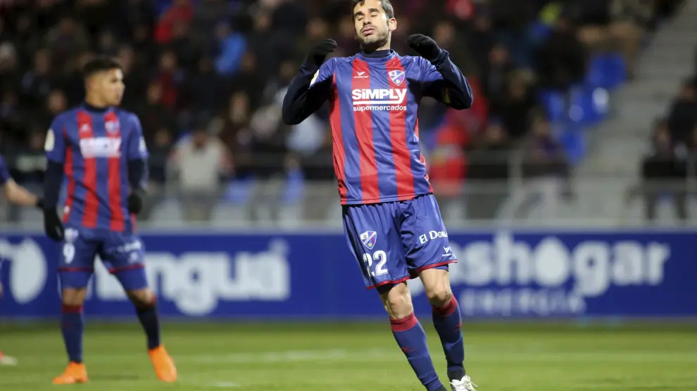 El centrocampista Lluís Sastre se lamenta durante el Huesca-Sporting de este lunes que supuso la primera derrota del curso en El Alcoraz.