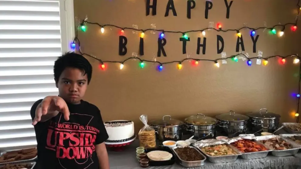 Aaron demuestra sus superpoderes en su fiesta de cumpleaños.