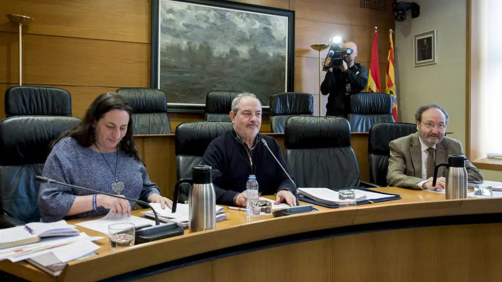 El exconsejero Víctor Longás (PAR), este miércoles, en la comisión de investigación de las depuradoras.