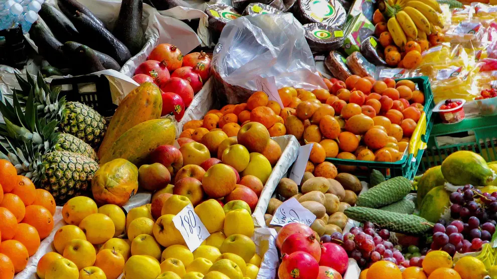 Una dieta equilibrada consta de frutas y verduras.