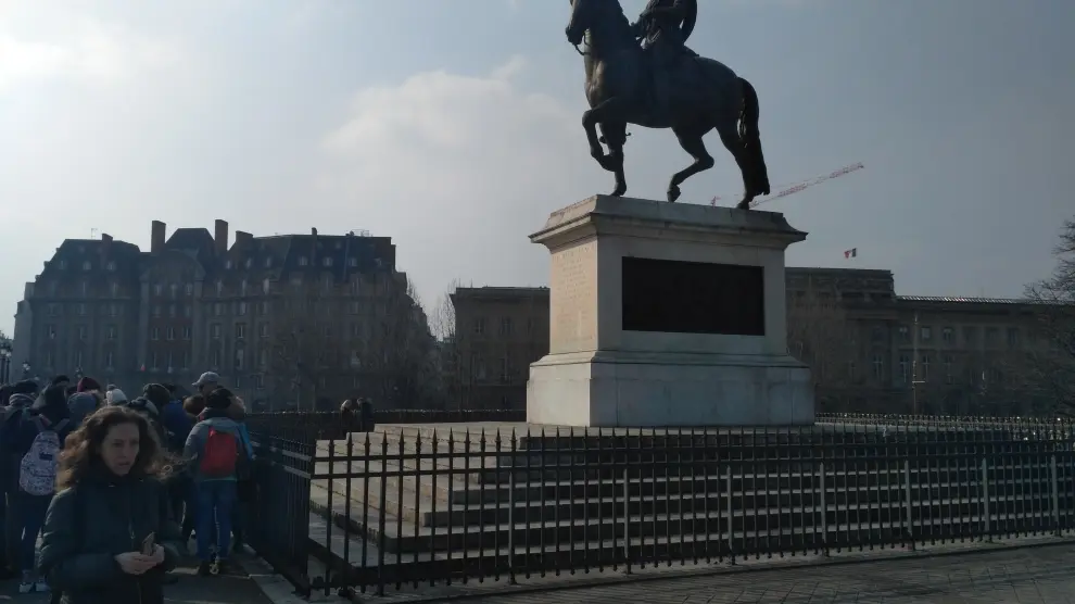 Imagen de la estatua ecuestre erigida en París en honor a Enrique IV de Francia.