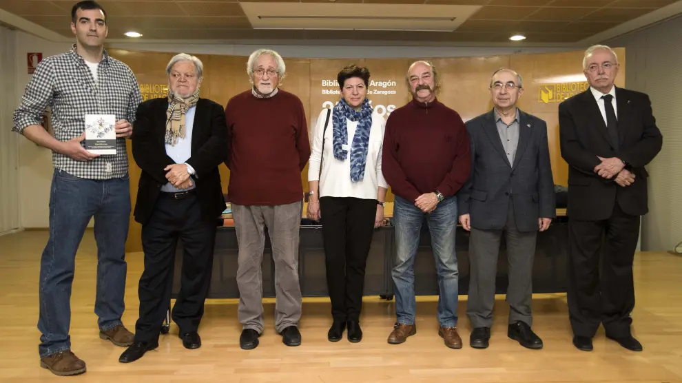 Jorge Marín, Joaquín Callabed, Fernando Villacampa, Pilar Buj, Eugenio Mateo, Fernando Gracia y Guillermo Fatás, en la Biblioteca de Aragón.