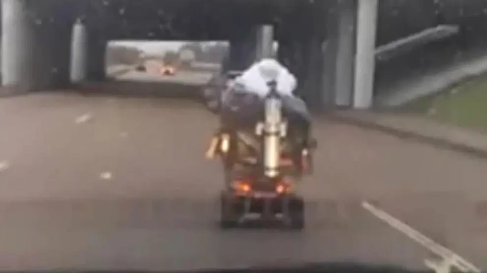 Una anciana en silla de ruedas se cuela en la autopista