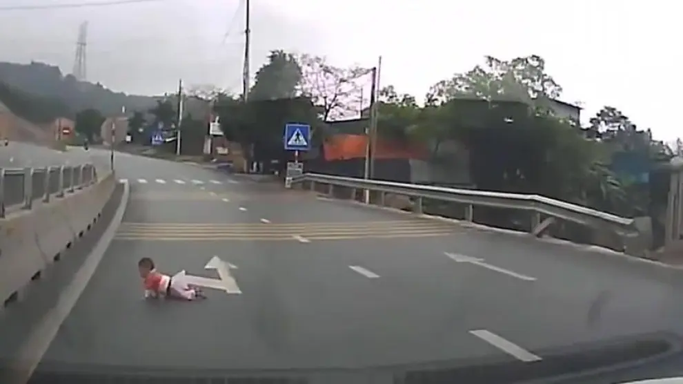 Un bebé paraliza el tráfico en una autopista