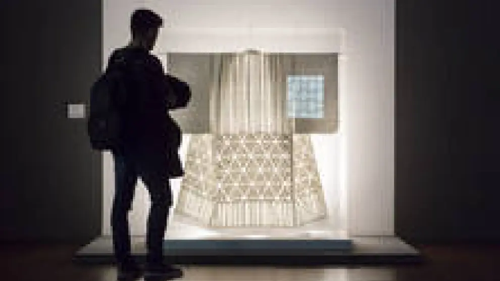 El sudafricano Geldenhuys expone la "dualidad visual" en el Museo de Origami