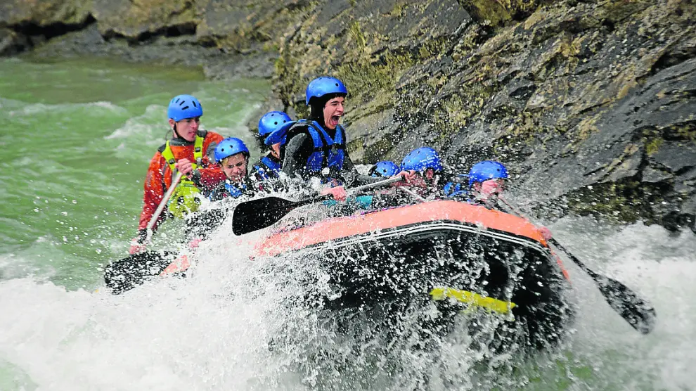 Un grupos de escolares bajando esta esta semana en rafting por el río Gállego.