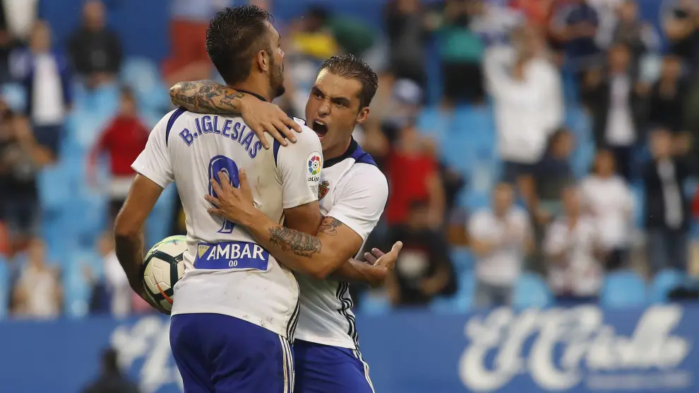 Borja Iglesias y Pombo celebran uno de los goles del gallego esta temporada.