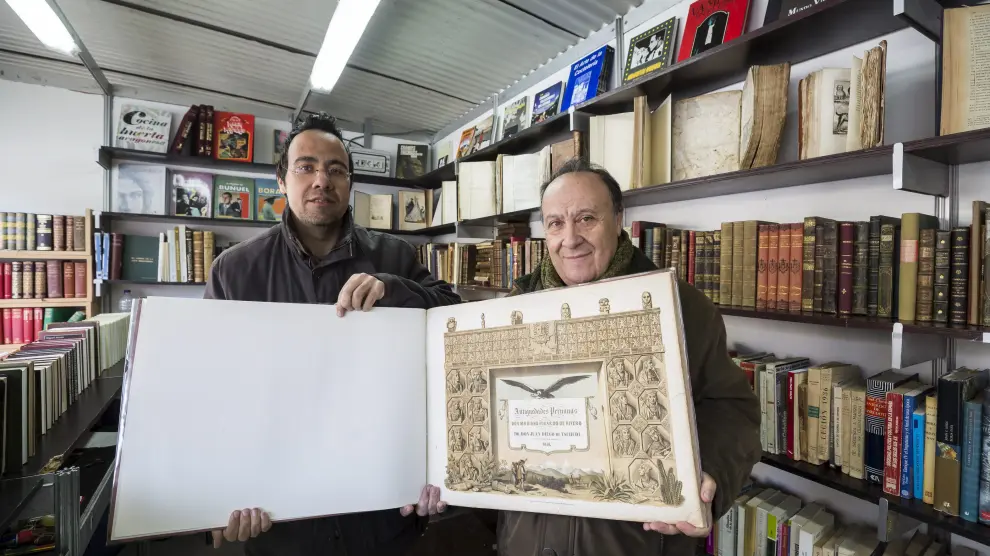 Octavio de Diego y su padre, José María, con el libro 'Antigüedades peruanas', una joya de arqueología que se vende por 4.900 euros.