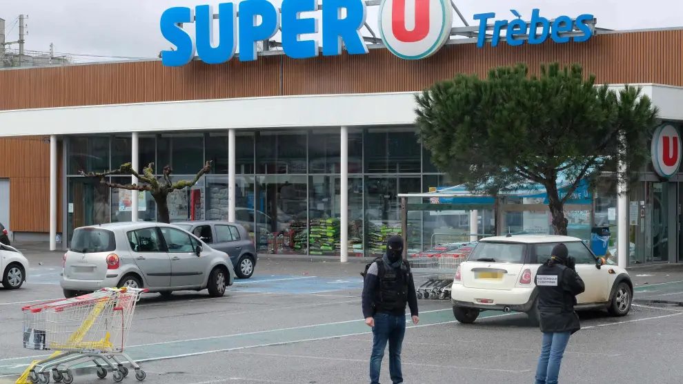La policía analiza el supermercado donde se produjo la toma de rehenes.