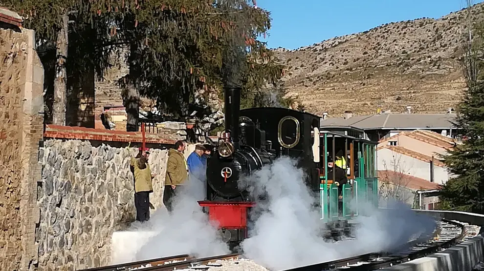 El tren turístico que recorre el parque temático sobre la minería turolense.