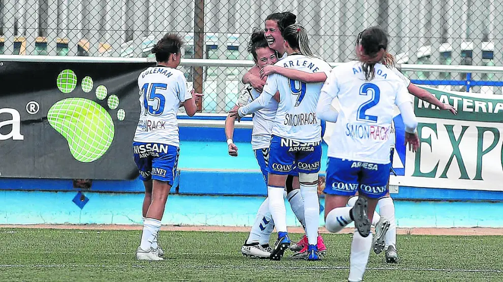 Las jugadoras del Zaragoza CFF celebran un gol en la victoria del pasado domingo ante el Levante.