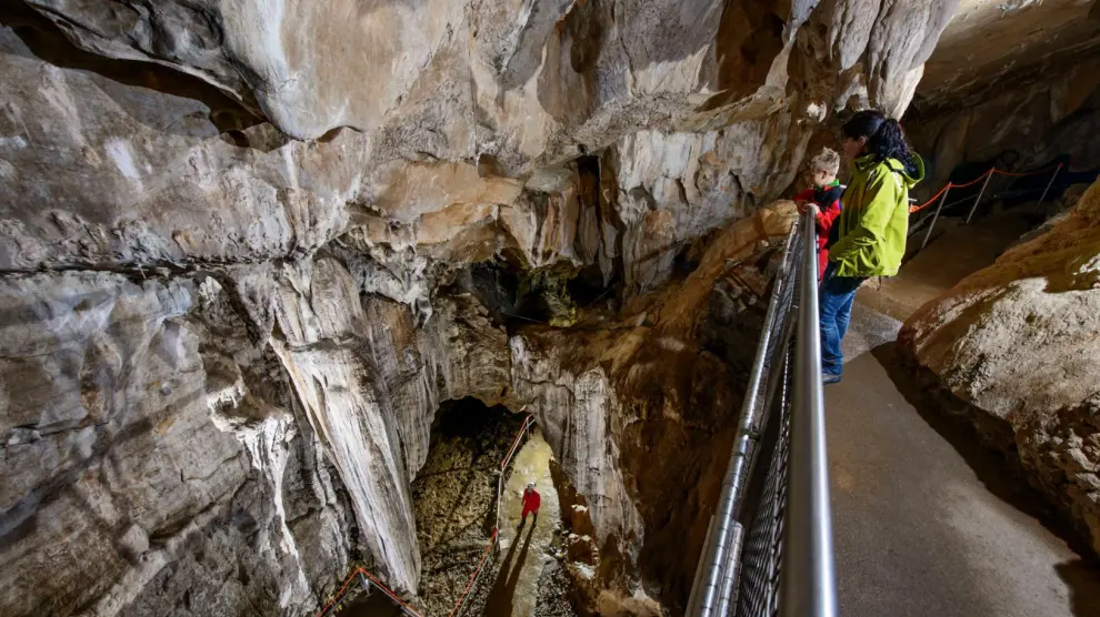 Cueva de las Güixas en la localidad de Villanúa, que amplia su horario esta Semana Santa.