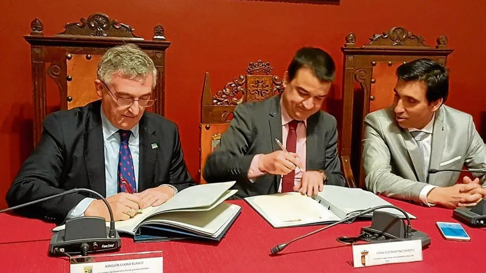 El consejero aragonés, Joaquín Olona (izda.), y su homólogo en Castilla-La Mancha, Francisco Martínez Arroyo, en la firma del protocolo.
