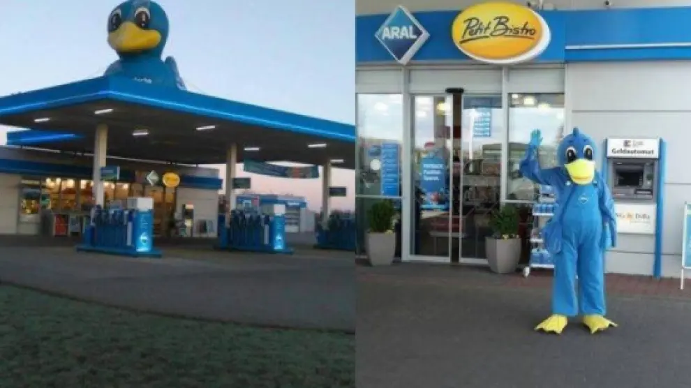 Al parecer, el arresto se produjo en una gasolinera cuyo logotipo y mascota es un gran pájaro azul.