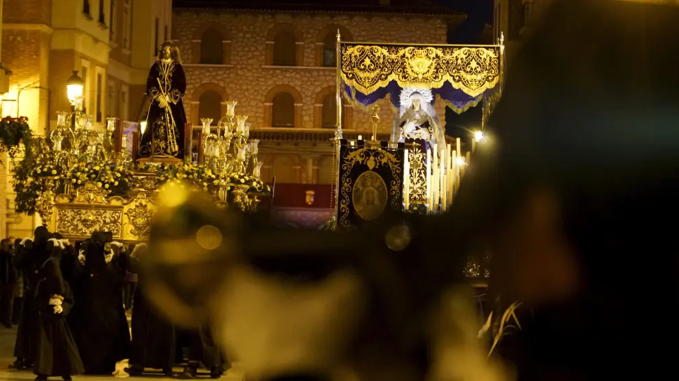 El Ecce Homo junto a la Virgen de los Dolores, en la primera procesión de la jornada de este lunes.