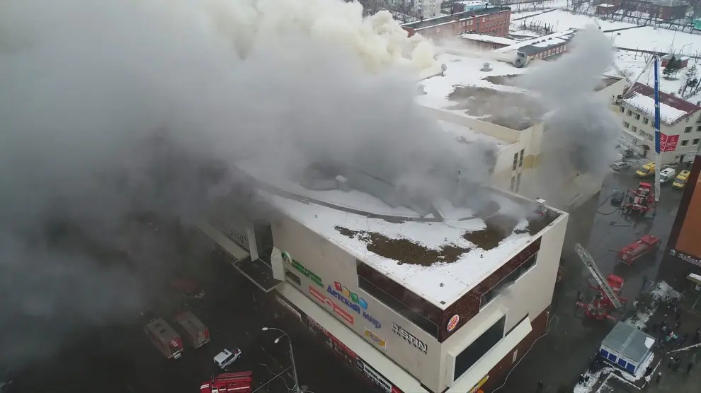 Foto aérea del centro comercial incendiado en Kemerovo