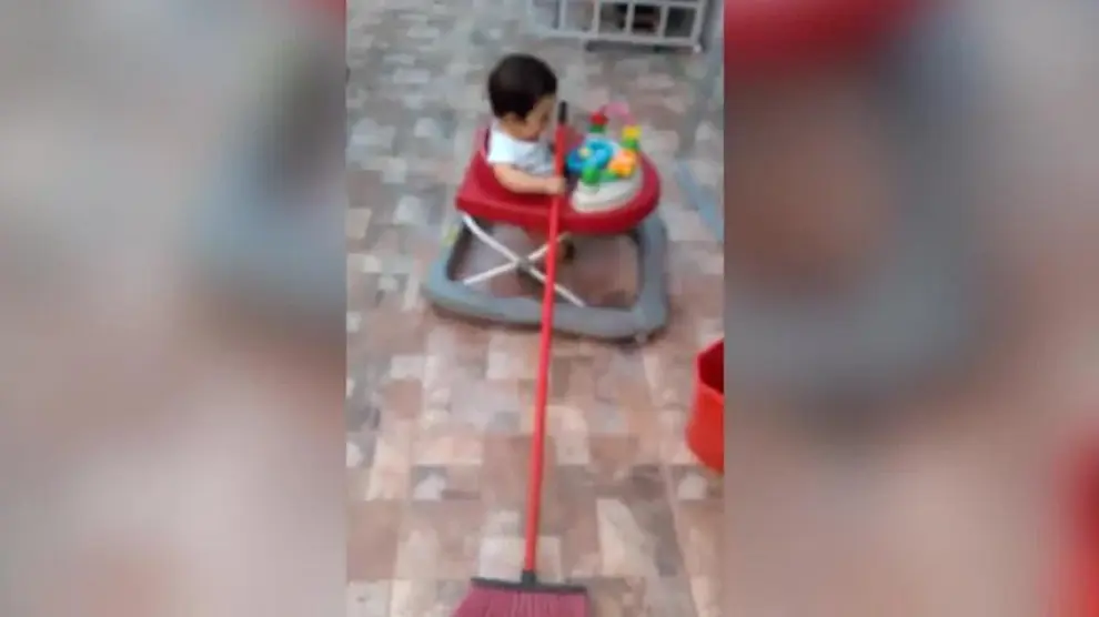 El bebé más limpio del mundo barre su casa