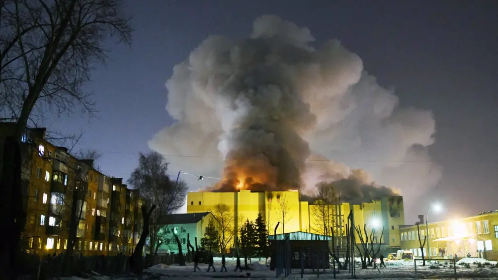 El incendio arrasó el centro comercial en Kémerovo