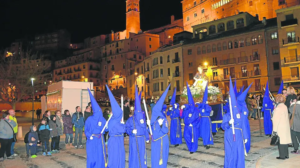 Los capirotes morados de la hermandad salieron en la procesión del Lunes Santo.