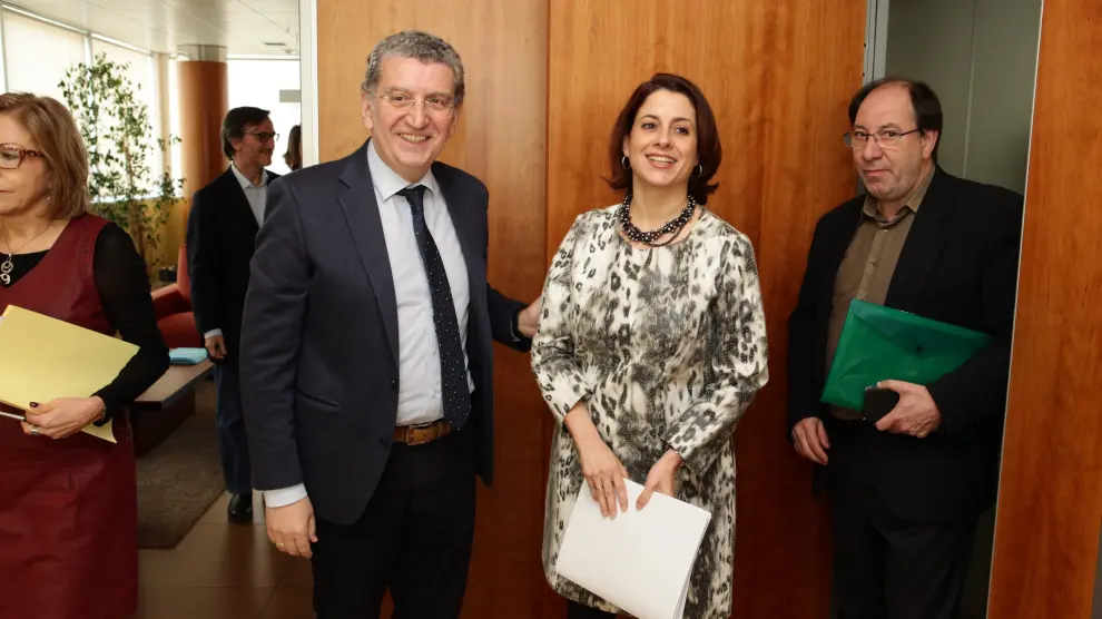 El consejero de Sanidad, Sebastián Celaya, y la alcaldesa de Teruel, Emma Buj