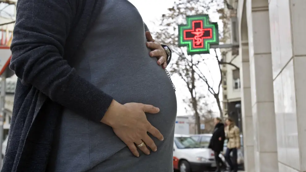 Las mujeres españolas tienen de media a su primer hijo a los 30,8 años.