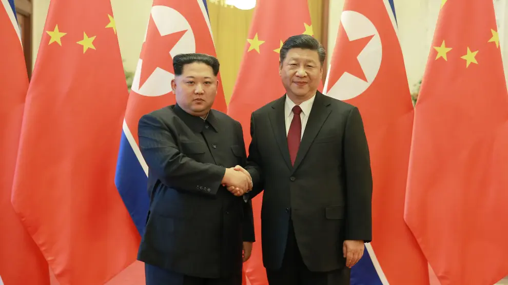 Imagen de archivo de Kim Jong-un saludando a Xi Jinping.