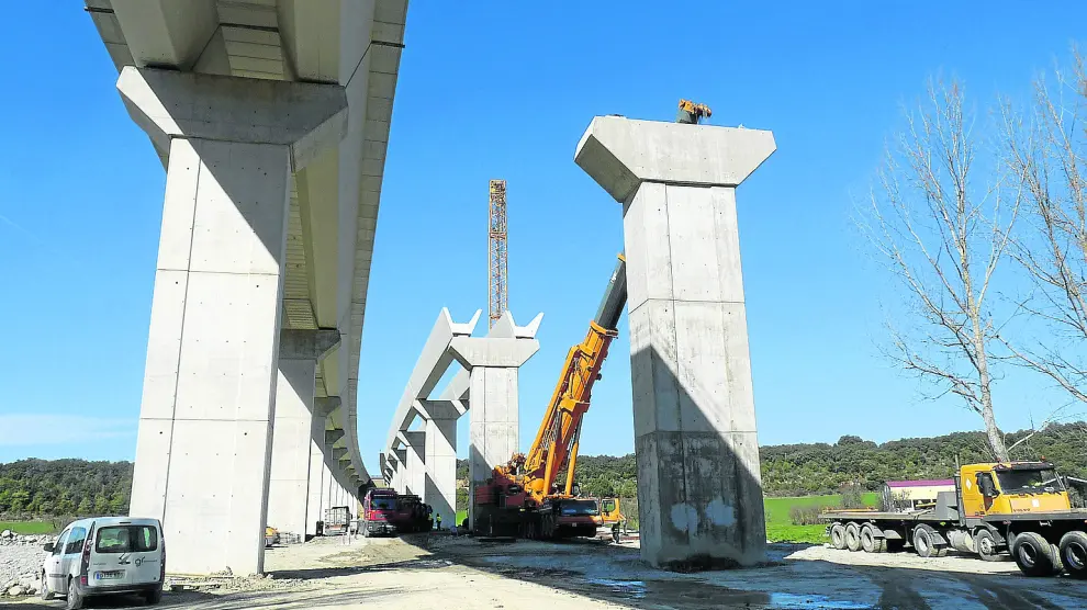 El espectacular montaje de uno de los viaductos proyectados en el tramo Jaca Oeste-Santa Cilia va muy adelantado.