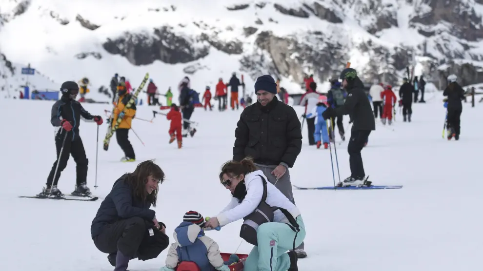 Esquiadores, con muchas familias, ayer en Candanchú.