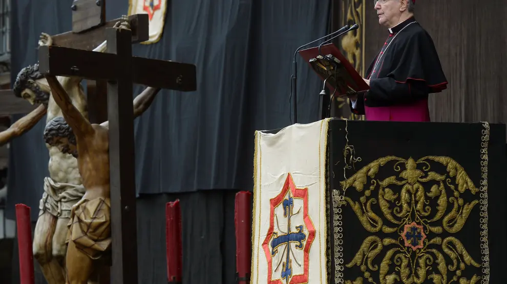 El obispo de Santander, Manuel Sánchez, pronuncia en Valladolid el tradicional Sermón de las Siete Palabras.