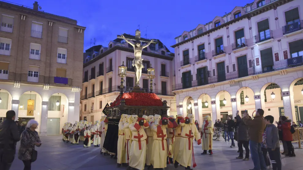 El Cristo del Perdón a su paso por la plaza López Allué para unirse de nuevo a la procesión.