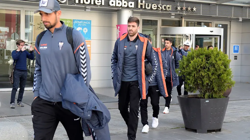 Los jugadores del Albacete abandonan el hotel preocupados, para subirse al autobús camino a Zaragoza.