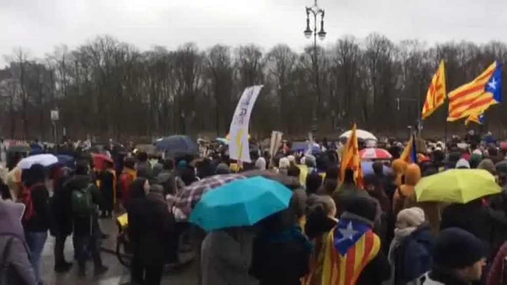 Independentistas catalanes se concentran en la Puerta de Brandenburgo