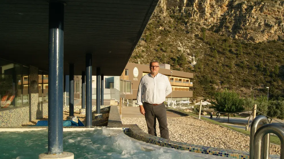 El gerente del balneario de Ariño, Pedro Villanueva, en las instalaciones termales.