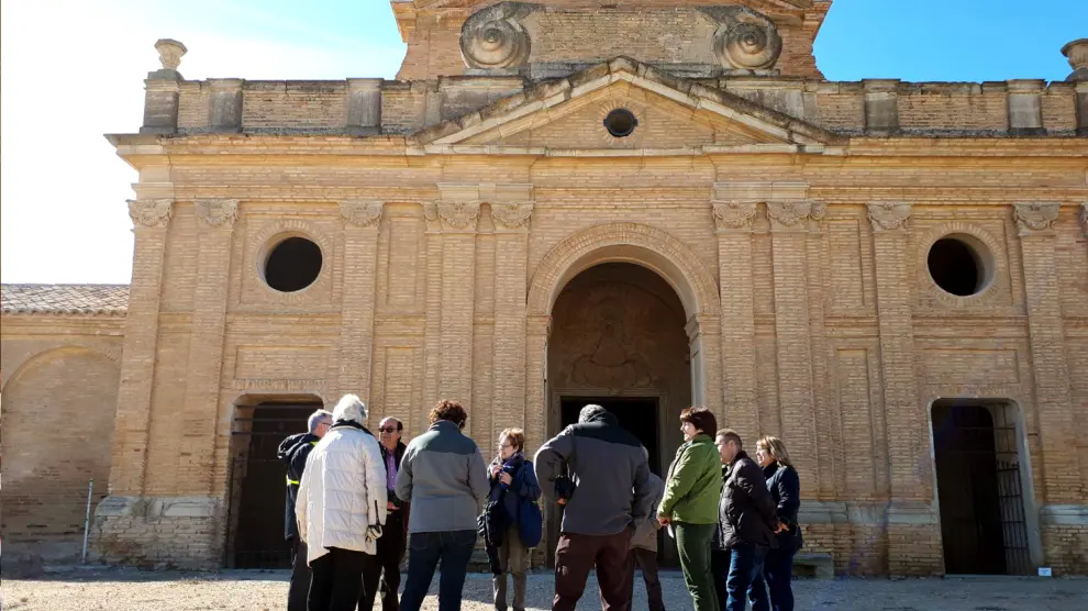 Visitantes delante de La Cartuja de las Fuentes durante uno de los días de Semana Santa.