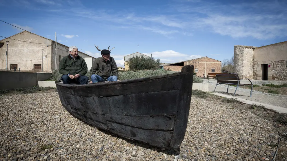 José Ayesa y José María Pascual, en la barca rehabiltada por el Ayuntamiento frente al Fuerte, actual Casa de Cultura.