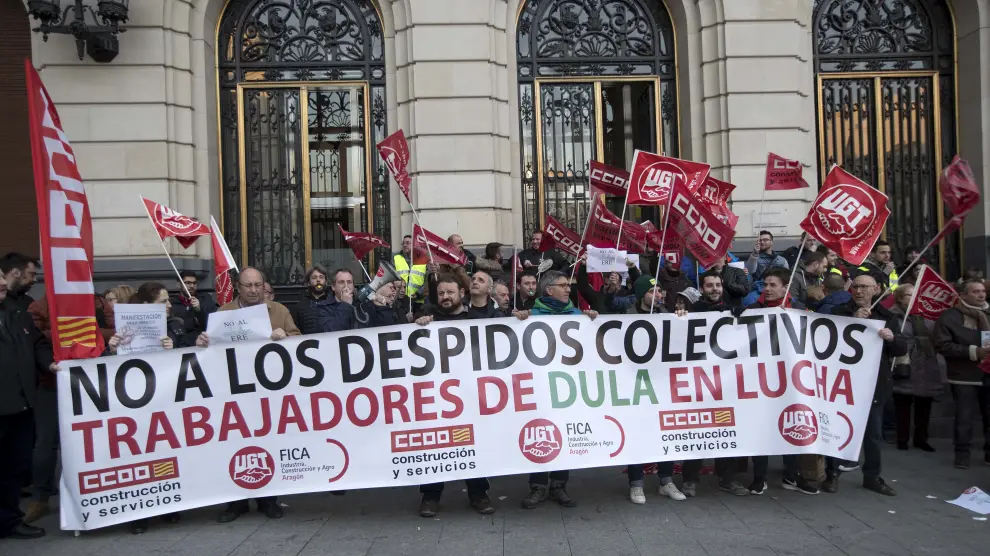 Concentración de la plantilla de Dula el pasado 22 de marzo en la plaza de España de Zaragoza