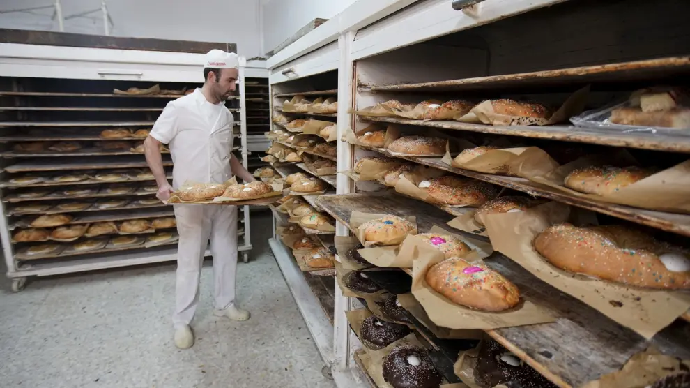 El panadero Javier Garzarán, con las roscas artesanas recién horneadas.