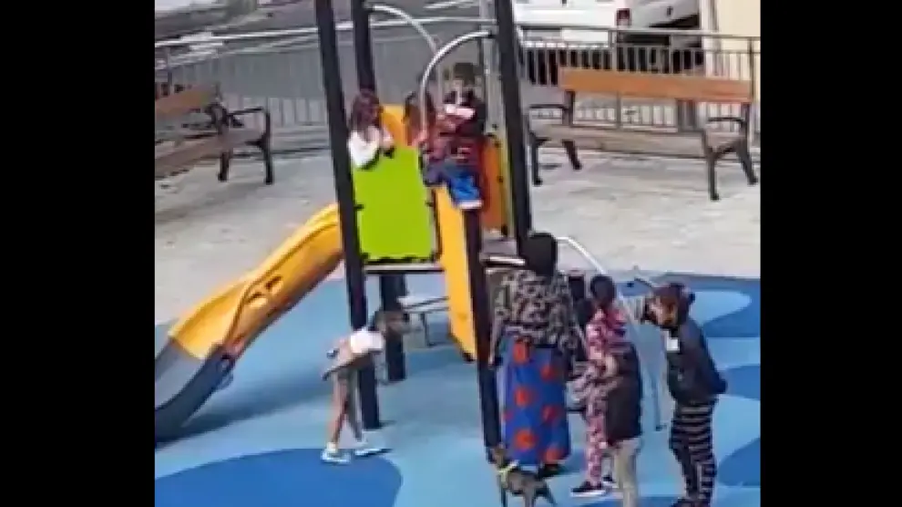 Uno de los momentos del vídeo cuando los niños se encuentran en el tobogán