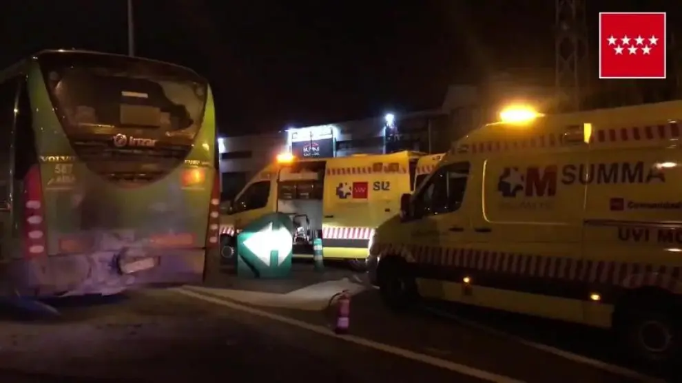 Un autobús de pasajeros impacta contra un camión en la A4