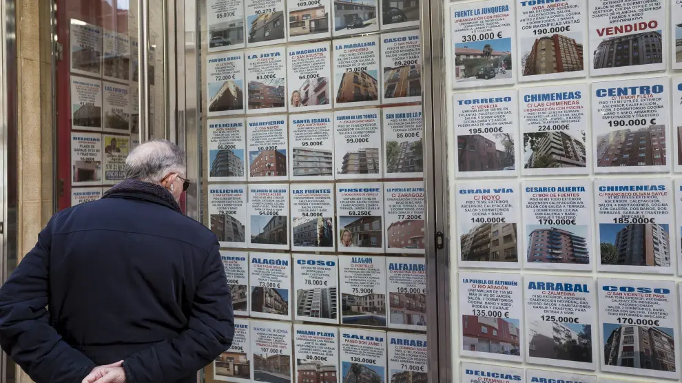 Un hombre observa la oferta inmobiliaria disponible en Zaragoza