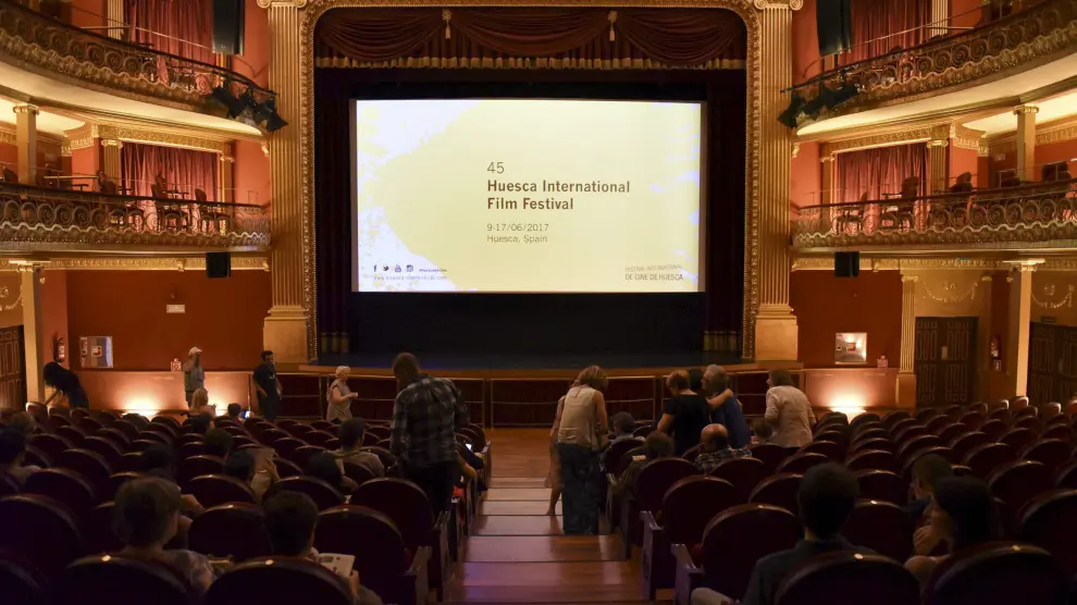 Visionado de cortometrajes en la pasada edición del Festival de Cine de Huesca.
