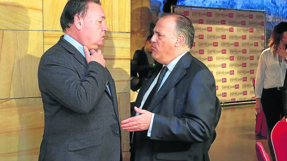 Javier Tebas (a la derecha) conversa con el presidente de la SD Huesca, Agustín Lasaosa