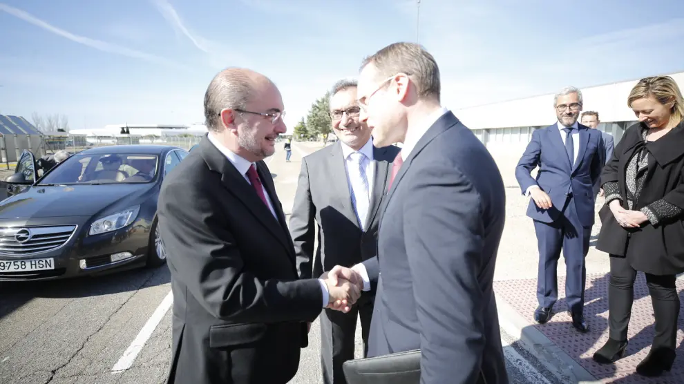Rémi Girardon, director de Manufacturas y Cadena de Suministro de Opel, acompañado por el director general de Opel España, Antonio Cobo, saluda al presidente de Aragón, Javier Lambán, a su llegada a la factoría de Figueruelas.