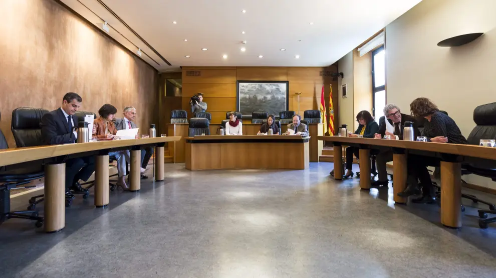 De izquierda a derecha, Martínez (C's), Allué (PAR), Suárez (PP), Barba (Podemos), Agüeras (letrada mayor de las Cortes), Alonso (letrado), García Muñoz (PSOE), Briz (CHA) y Luquin (IU), este jueves durante la creación de la comisión de Sucesiones.