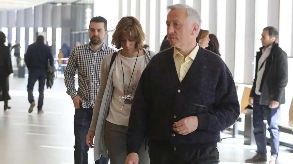 Los tres médicos, entrando a la sala de vistas en el Juzgado de lo Penal de Huesca
