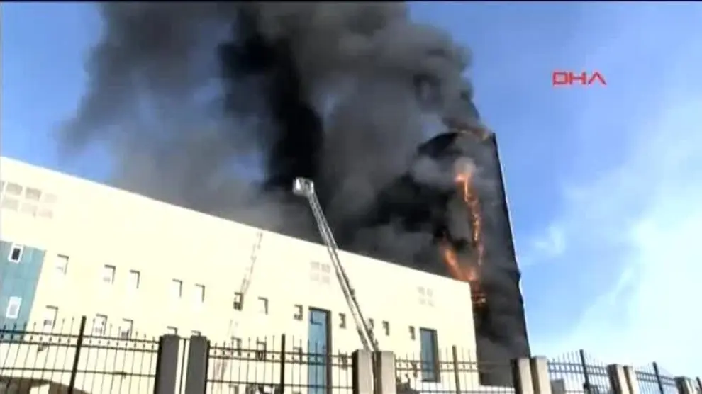 Impresionante incendio en un hospital de Estambul